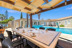 Golfinhos Magnificent Spacious 5 Bedroom Villa