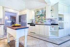 Golfinhos Magnificent Spacious 5 Bedroom Villa