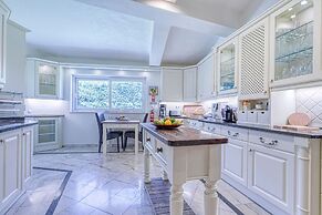 Golfinhos Magnificent Spacious 5 Bedroom Villa