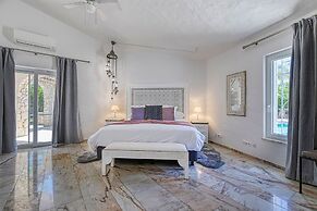 Golfinhos Magnificent Spacious 5 Bedroom Villa