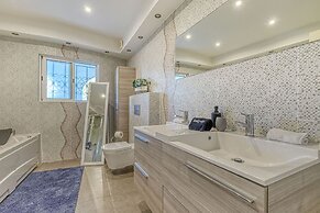 Golfinhos Magnificent Spacious 5 Bedroom Villa