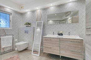 Golfinhos Magnificent Spacious 5 Bedroom Villa