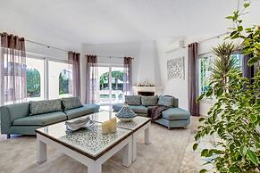 Golfinhos Magnificent Spacious 5 Bedroom Villa