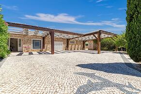 Golfinhos Magnificent Spacious 5 Bedroom Villa