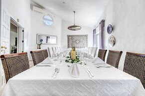 Golfinhos Magnificent Spacious 5 Bedroom Villa