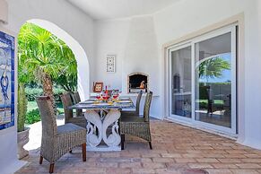 Golfinhos Magnificent Spacious 5 Bedroom Villa