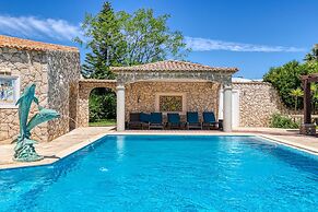 Golfinhos Magnificent Spacious 5 Bedroom Villa