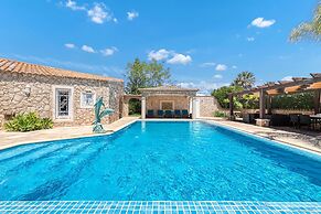Golfinhos Magnificent Spacious 5 Bedroom Villa
