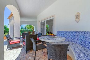 Golfinhos Magnificent Spacious 5 Bedroom Villa
