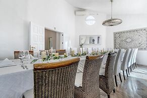 Golfinhos Magnificent Spacious 5 Bedroom Villa