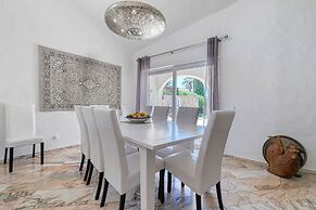Golfinhos Magnificent Spacious 5 Bedroom Villa