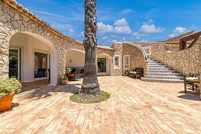 Golfinhos Magnificent Spacious 5 Bedroom Villa