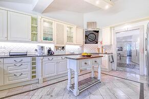 Golfinhos Magnificent Spacious 5 Bedroom Villa