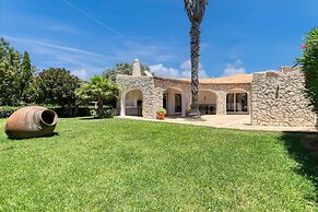 Golfinhos Magnificent Spacious 5 Bedroom Villa