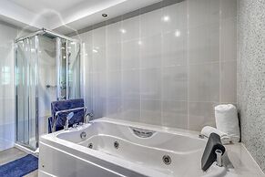 Golfinhos Magnificent Spacious 5 Bedroom Villa