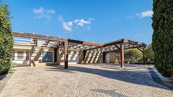 Golfinhos Magnificent Spacious 5 Bedroom Villa