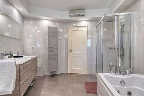 Golfinhos Magnificent Spacious 5 Bedroom Villa