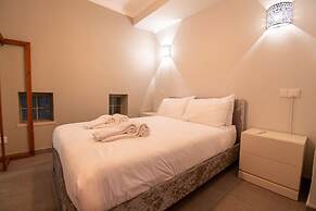 12a Travessa da Nau Modernised yet Traditional h