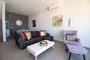 12a Travessa da Nau Modernised yet Traditional h