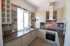 12a Travessa da Nau Modernised yet Traditional h