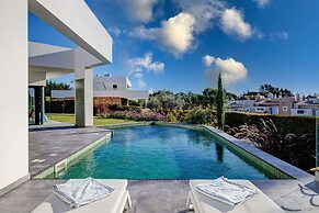 Casa Blanca Magnificent 4 Bedroom Villa With MOD