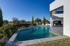 Casa Blanca Magnificent 4 Bedroom Villa With MOD