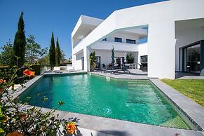 Casa Blanca Magnificent 4 Bedroom Villa With MOD