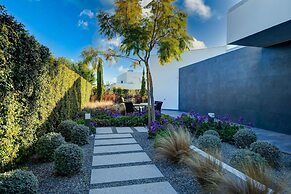 Casa Blanca Magnificent 4 Bedroom Villa With MOD