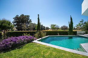 Casa Blanca Magnificent 4 Bedroom Villa With MOD