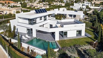 Casa Blanca Magnificent 4 Bedroom Villa With MOD