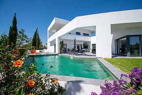 Casa Blanca Magnificent 4 Bedroom Villa With MOD