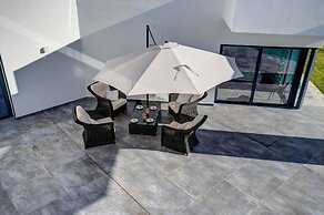 Casa Blanca Magnificent 4 Bedroom Villa With MOD