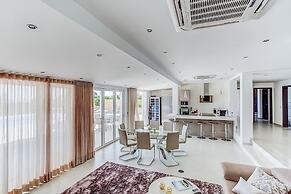 Goldeneye Luxury 6 Bedroom Villa With Infinity P