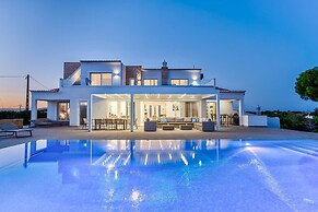 Goldeneye Luxury 6 Bedroom Villa With Infinity P