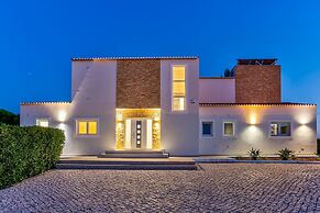 Goldeneye Luxury 6 Bedroom Villa With Infinity P