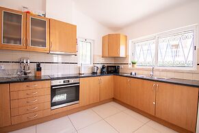 32A Vale do Milho Stunning Detached Villa Close