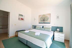 61 vdm Superb Villa on Vale do Milho With Heated