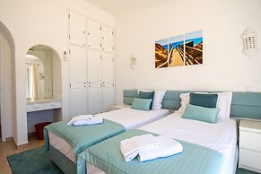 61 vdm Superb Villa on Vale do Milho With Heated