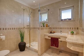 7 Boa Nova Immaculately Presented TWO Storey TOW