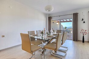 7 Boa Nova Immaculately Presented TWO Storey TOW