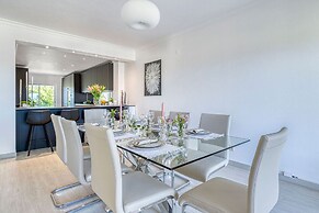 7 Boa Nova Immaculately Presented TWO Storey TOW