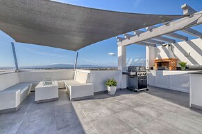 7 Boa Nova Immaculately Presented TWO Storey TOW