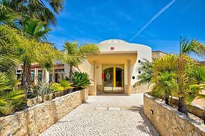 7 Boa Nova Immaculately Presented TWO Storey TOW