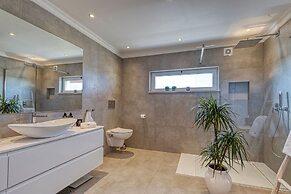 7 Boa Nova Immaculately Presented TWO Storey TOW