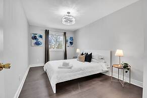 High-ceiling Home Relaxing Patio in Waterloo