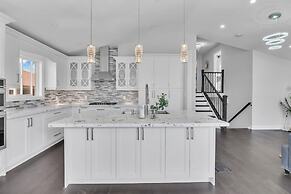 High-ceiling Home Relaxing Patio in Waterloo