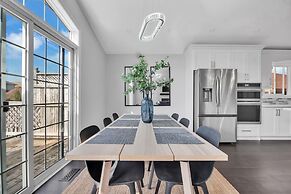 High-ceiling Home Relaxing Patio in Waterloo