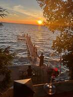 Waterfront 4BR Cottage Boat Deck BBQ