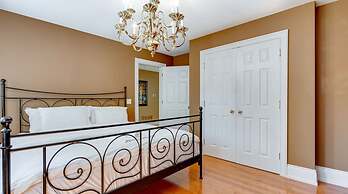 Waterfront 4BR Cottage Boat Deck BBQ