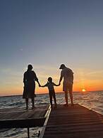 Waterfront 4BR Cottage Boat Deck BBQ